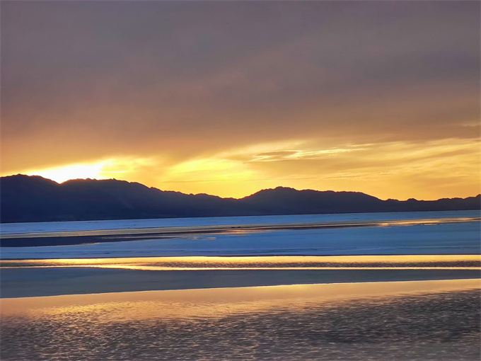 夕阳映射下的翡翠湖颜色多变，另有一番风味！