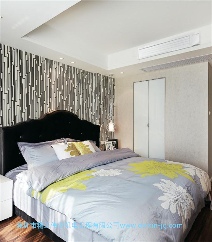卧室中配置温湿平衡3D气流风管式室内机，健康舒适中保证睡眠质量，人员长时间逗留的客厅中安装纯效新风净化风管式室内机，引入新风同时过滤室内外PM2.5，保障家人健康。
