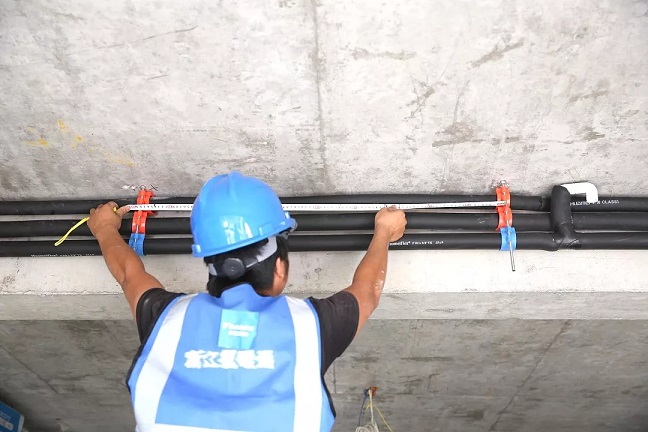 冷凝水管吊杆间距为0.8-1m，安装坡度为百分之一，保障排水流畅