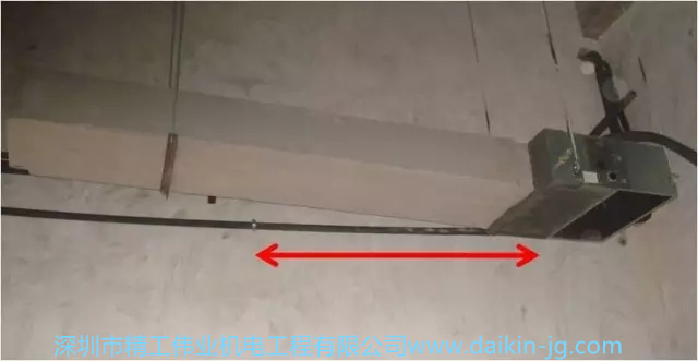 不规范：冷凝水管支撑间距过大，易形成气袋，导致排水不畅