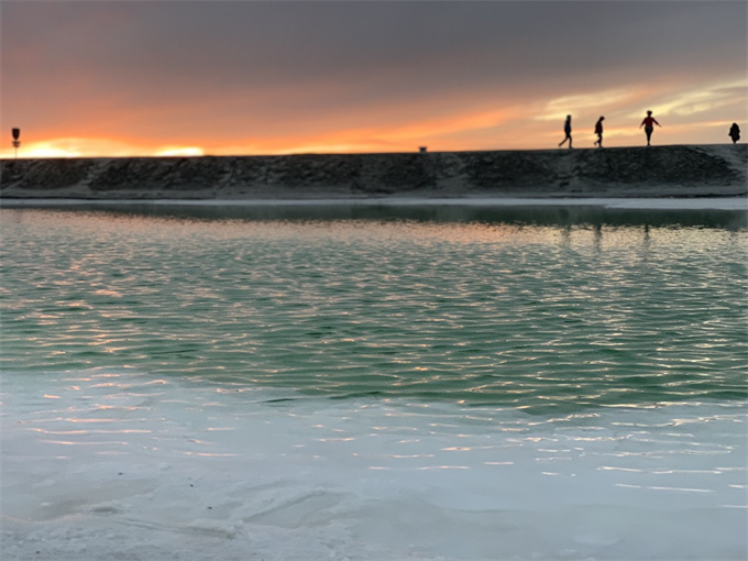夕阳映射下的翡翠湖颜色多变，另有一番风味！