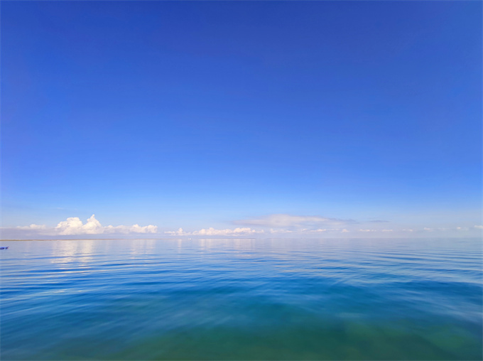青海湖一望无垠，碧湖连天，感受静谧之美。